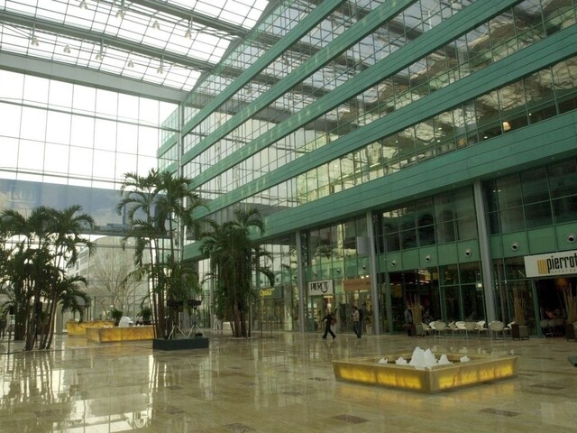 Biznis centrum Apollo dočasne zatvoria, má problém so statikou