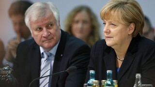 Merkelová odmieta obmedzovať právo utečencov na azyl