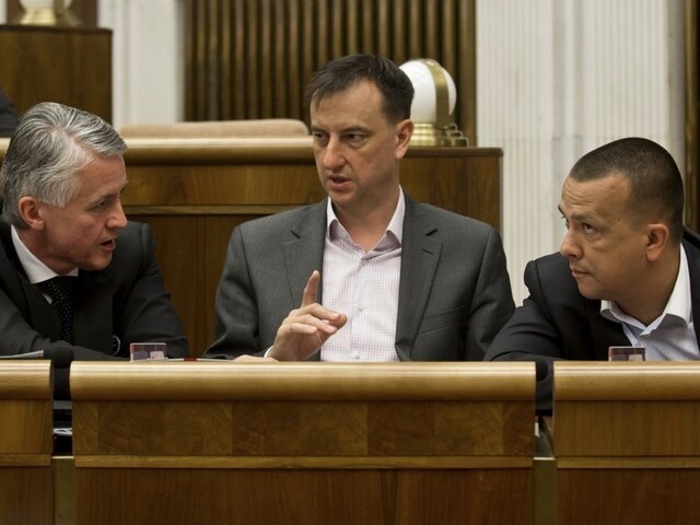 Diskusia o odluke cirkvi vyvolala v parlamente búrlivú výmenu názorov