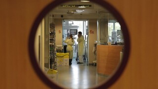 Ukrajinskí lekári dostávajú nižšie platy. Pre zdravotníkov zabudli vytvoriť pracovné kódy