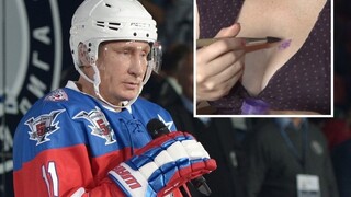Oslávenec Putin dostal obraz maľovaný prsiami a nastrieľal 7 gólov