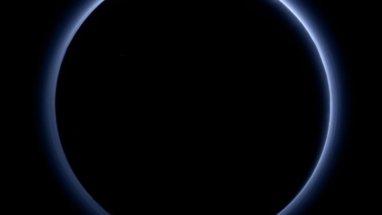 Pluto má modrú oblohu. Vedci našli aj ľad