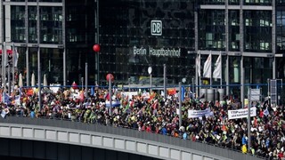 V Berlíne protestovali desaťtisíce ľudí proti obchodným dohodám s USA a Kanadou