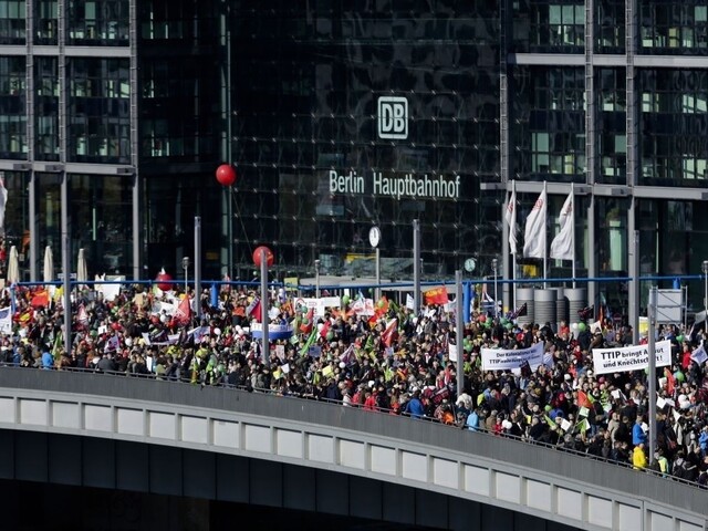 V Berlíne protestovali desaťtisíce ľudí proti obchodným dohodám s USA a Kanadou