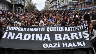 Turecko smúti za obeťami. Polícia zatkla podozrivých členov Islamského štátu