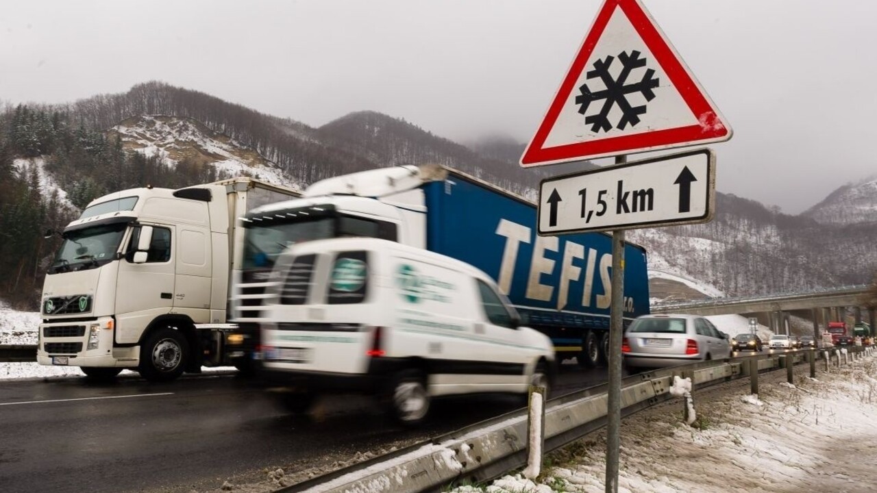Meteorológovia varujú pred vetrom a snehom, živly môžu napáchať škody
