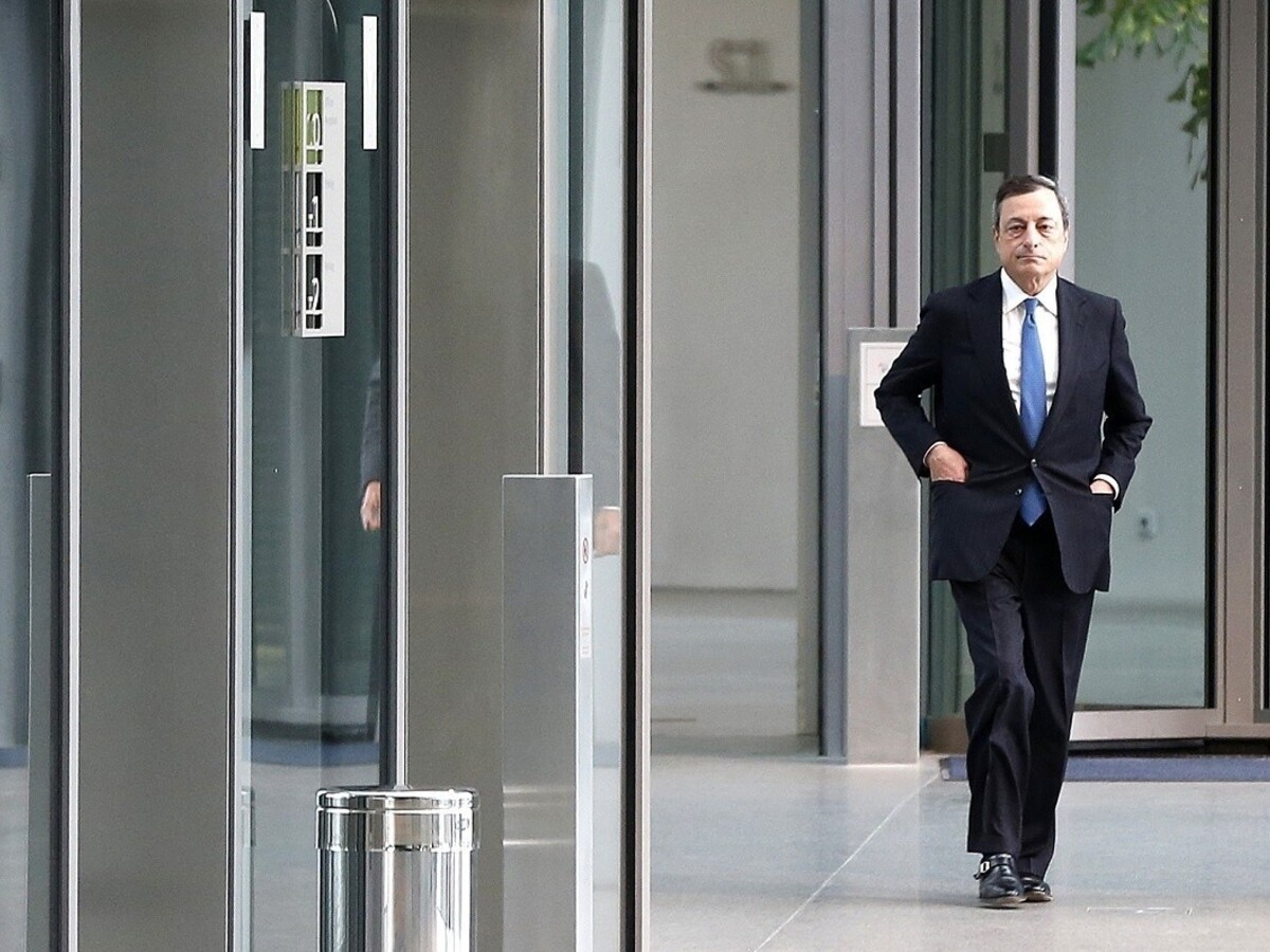 Draghi chce odmeniť Atény za plnenie úsporných opatrení