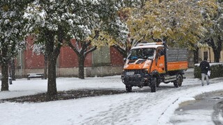 Slovensko prikryl prvý sneh, cestári na severe majú plné ruky práce