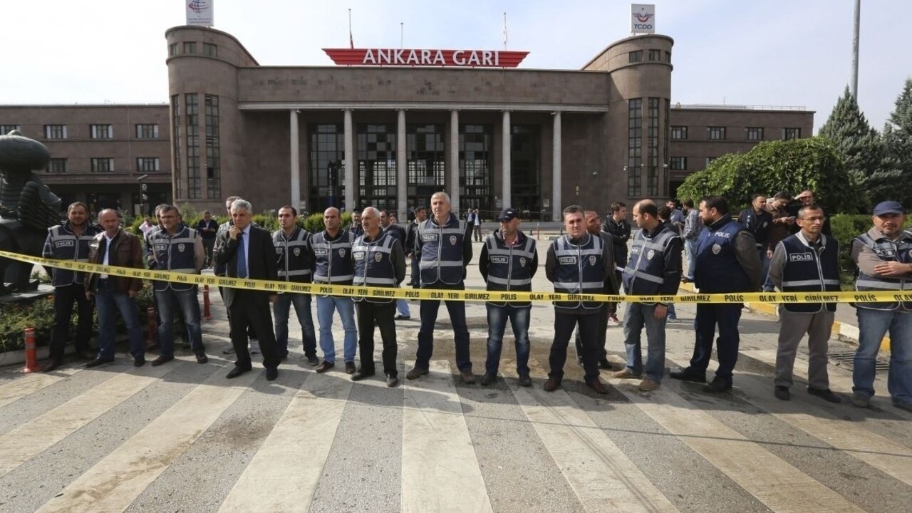 Kurdi po krvavom atentáte v Ankare rušia predvolebné mítingy