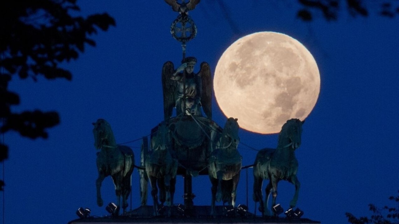 Na Mesiaci sa vytvárajú obrovské praskliny, dôvodom je Zem