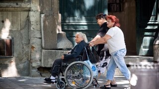 Zariadení pre starých ľudí je málo, problém riešia škôlky pre seniorov