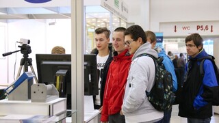 Študenti elektrotechniky sa učia aj pomocou robotov, musia ich správne naprogramovať