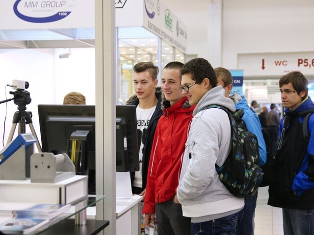 Študenti elektrotechniky sa učia aj pomocou robotov, musia ich správne naprogramovať