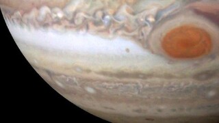 Jupiterova škvrna sa zmenšuje, spod oblakov presvitá zriedkavý jav