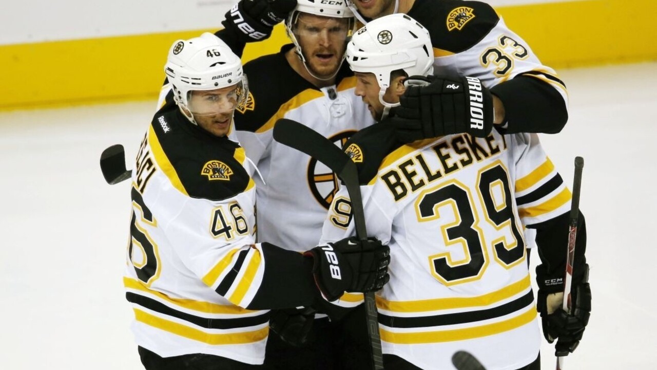 Chára prispel dvomi asistenciami k výhre Bostonu na ľade Colorada