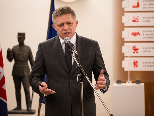 Fico podpísal nariadenie o zvýšení minimálnej mzdy o 25 eur
