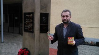 Politika Dostála zadržali policajti, chcel pomaľovať Biľakov pomník