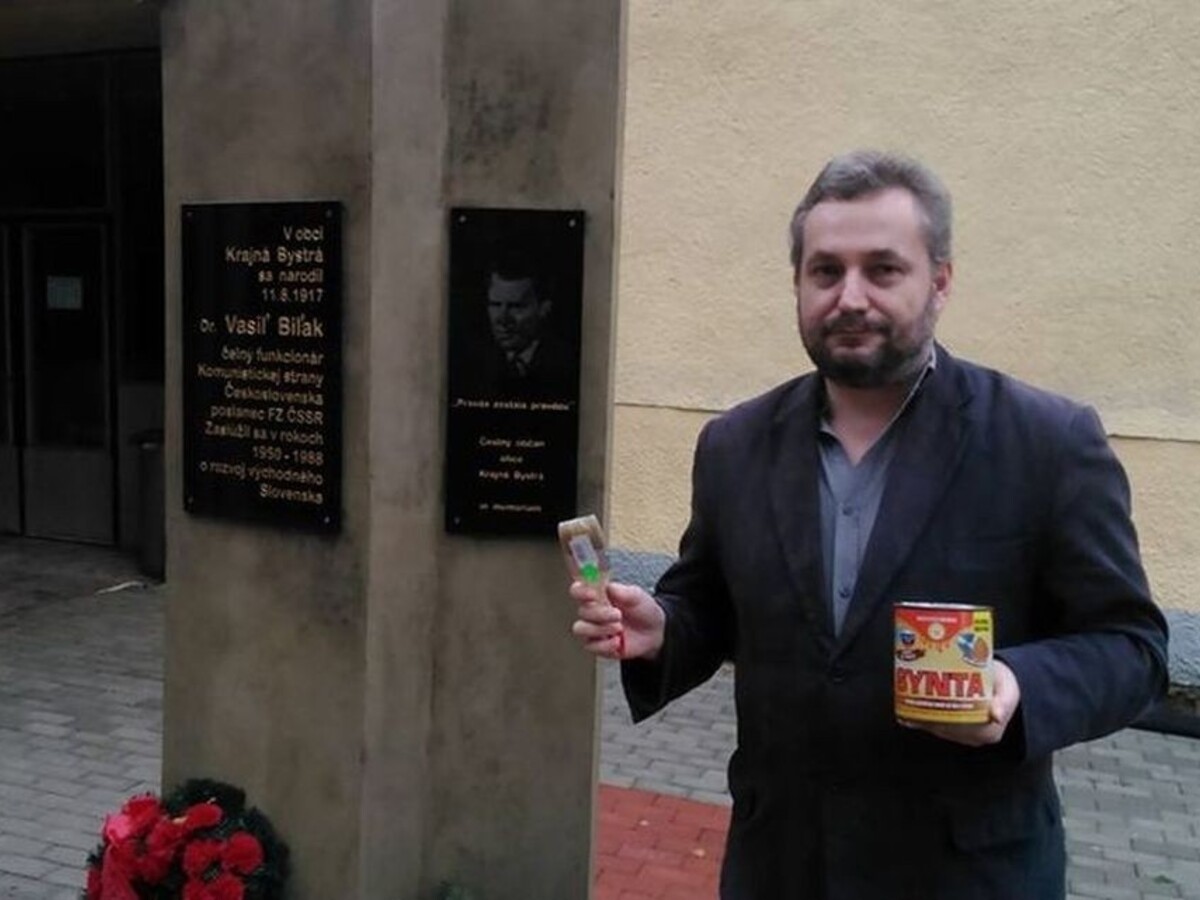 Politika Dostála zadržali policajti, chcel pomaľovať Biľakov pomník