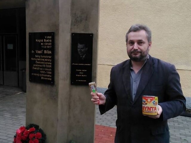 Politika Dostála zadržali policajti, chcel pomaľovať Biľakov pomník