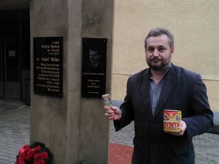 Politika Dostála zadržali policajti, chcel pomaľovať Biľakov pomník