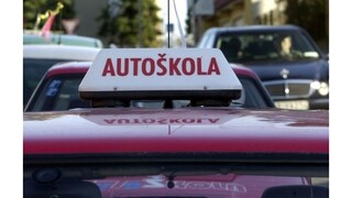 Žiakov v autoškolách budú monitorovať elektronické zariadenia