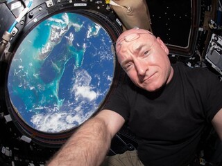Scott Kelly prekonal americký rekord. Vo vesmíre je už 383 dní