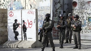 Policajti zastrelili viacero Palestínčanov, útočili nožom