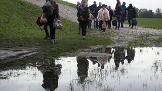 Rakúsko predĺži hraničné kontroly, prílev migrantov na grécke ostrovy neustáva