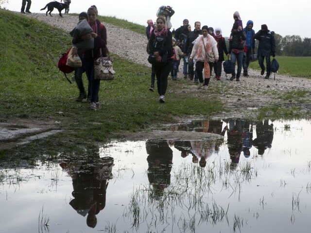 Rakúsko predĺži hraničné kontroly, prílev migrantov na grécke ostrovy neustáva