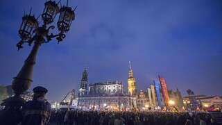 Prívrženci aj odporcovia Pegidy demonštrovali v Drážďanoch, došlo na násilné strety