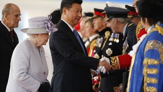 Čínskeho prezidenta vítali v Británii úctivo, kritici sú nespokojní