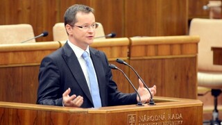 Opozícia neuspela, minister Draxler zostáva vo funkcii