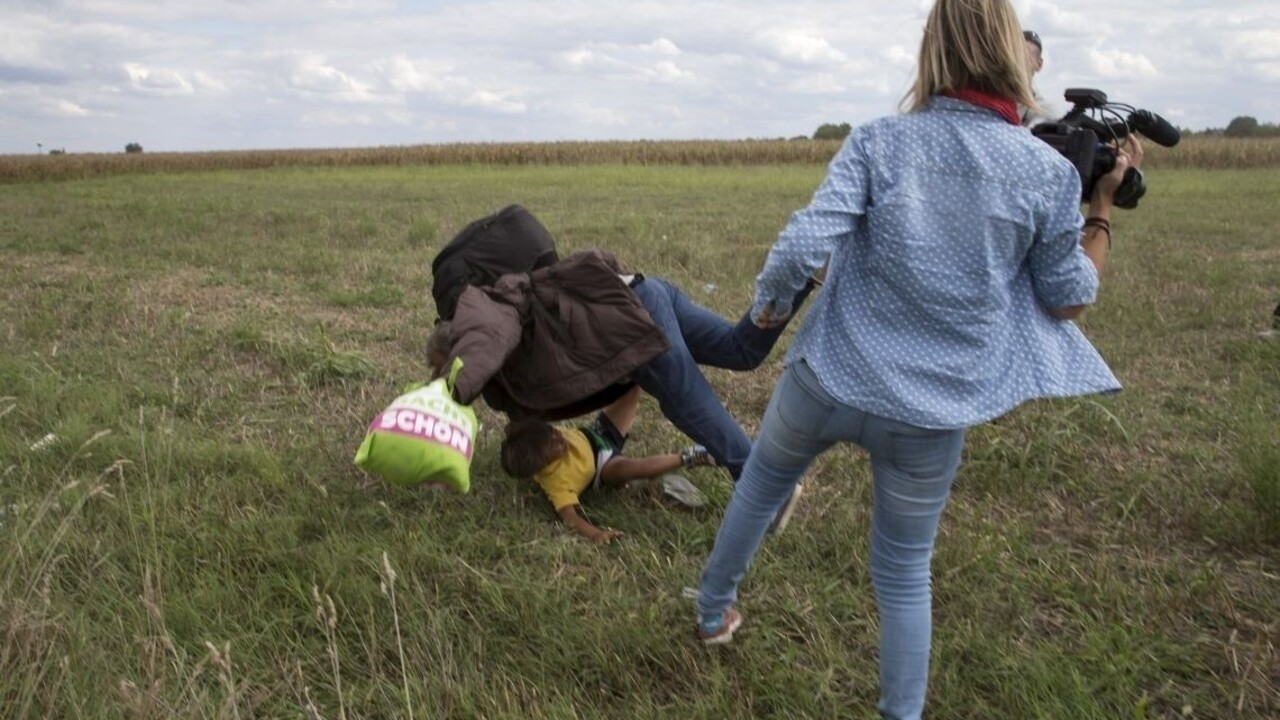 Kameramanka chce žalovať utečenca, ktorého potkla. Láka ju Rusko