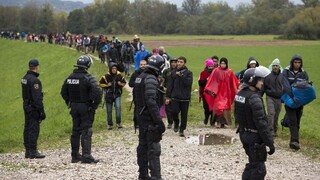 Slovinsko chce žiadať Úniu o pomoc s migrantmi, pomôcť má aj Slovensko