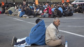 Stovky migrantov uviazli na chorvátsko-slovinskej hranici, trápi ich chlad