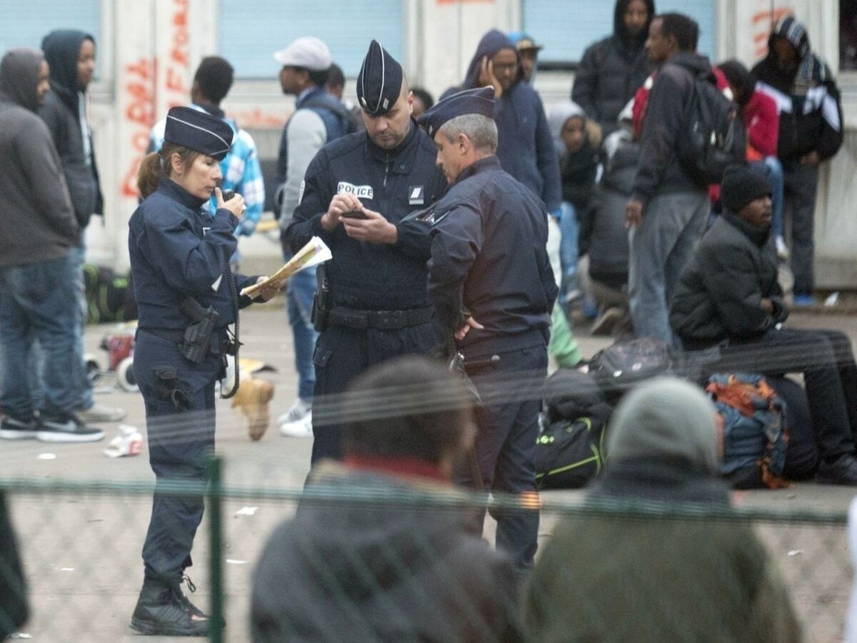 Parížska polícia evakuovala školu okupovanú migrantmi, volali ju Dom utečencov