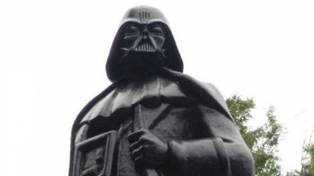Lenin prešiel k temnej strane Sily, sochu revolucionára prerobili na Darth Vadera