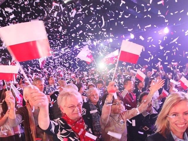 Poliaci si volia nový parlament, volebnú miestnosť v Biskupine zachvátil požiar