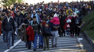 Slovinsko nezvláda nápor migrantov, špekuluje sa o výstavbe plotu