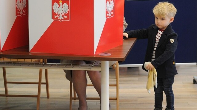 Poliaci si volili nový parlament, Kopaczová priznala prehru