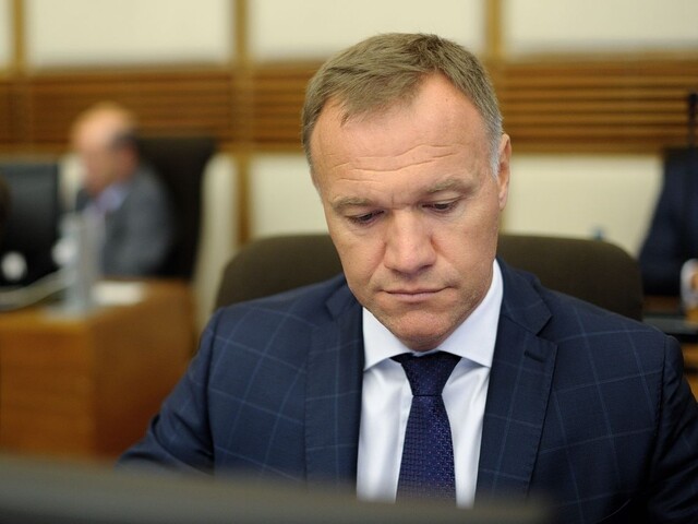 Zametá škandály pod koberec? Opozícia navrhuje Čislákovo odvolanie