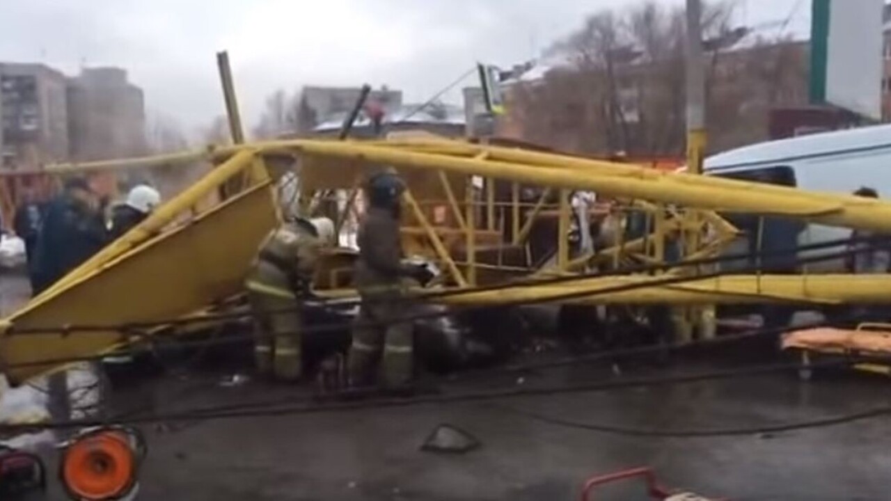 V Rusku spadol na autá žeriav, hlásia obete