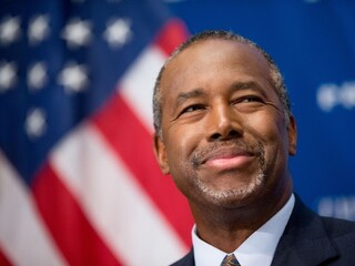 Trump medzi republikánmi stráca, predbehol ho neurochirurg Carson