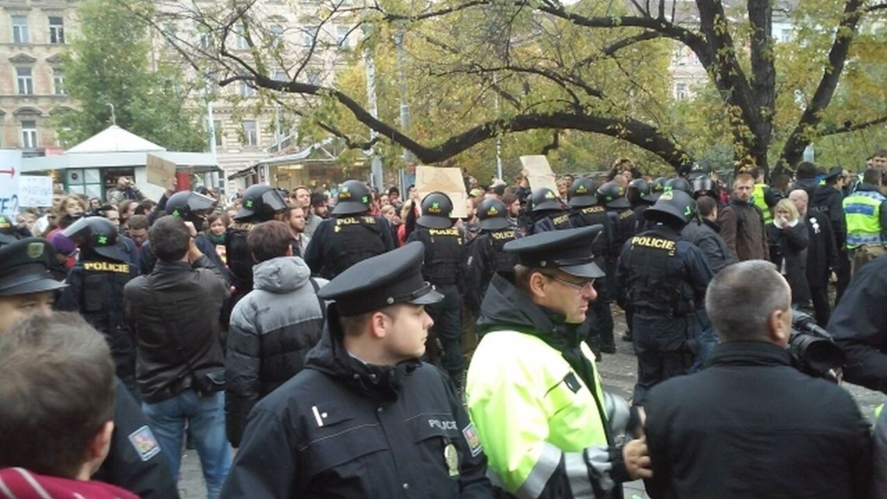 Demonštrantov proti aj za utečencov museli v Prahe oddeliť ťažkoodenci