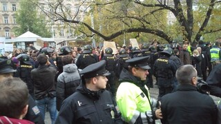 Demonštrantov proti aj za utečencov museli v Prahe oddeliť ťažkoodenci
