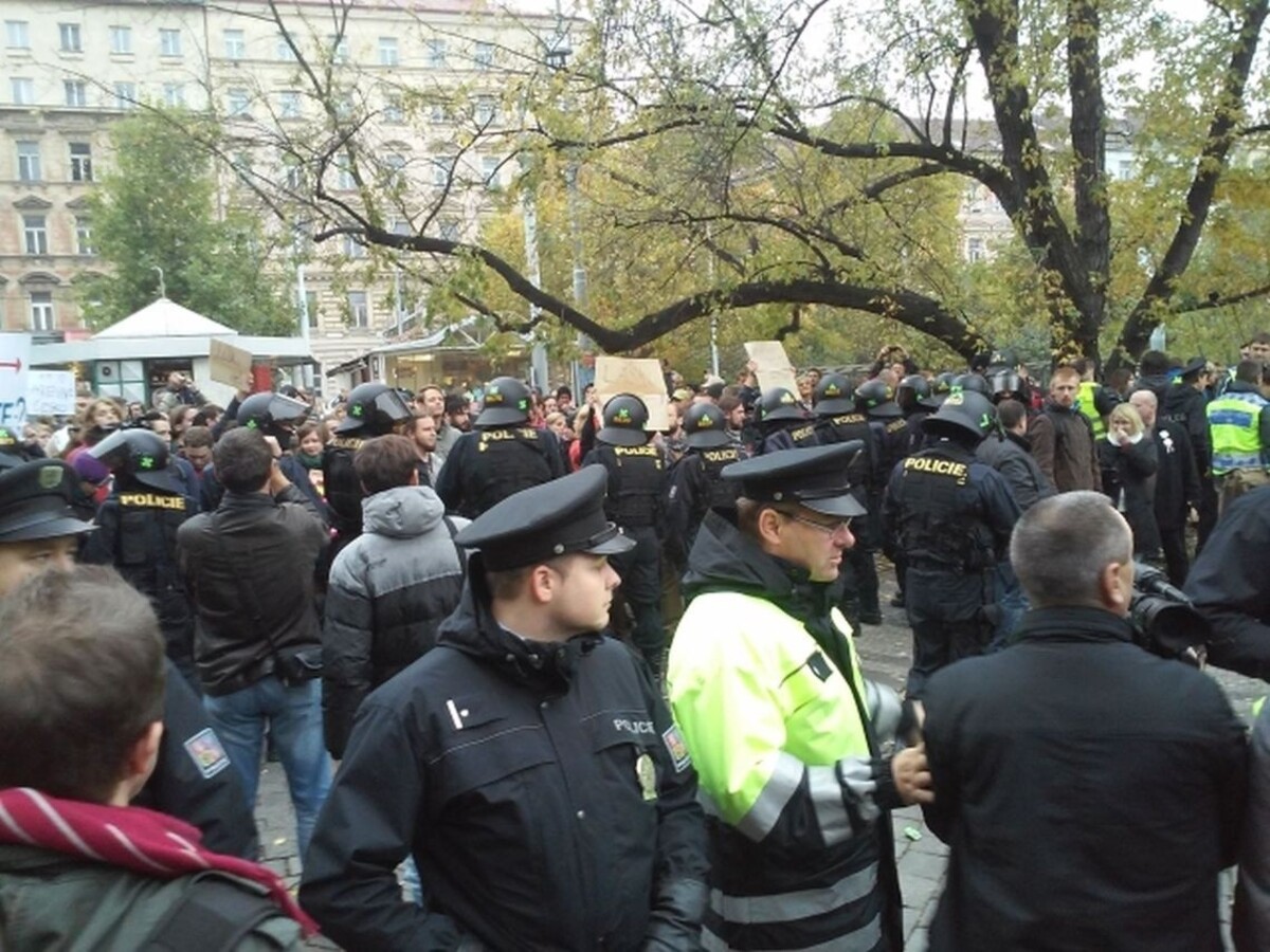 Demonštrantov proti aj za utečencov museli v Prahe oddeliť ťažkoodenci