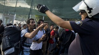 Utečenci na rakúskych hraniciach sa búria, mnohí preliezajú zábrany