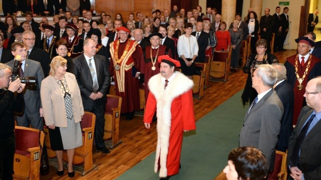 Vyšetrovatelia si posvietili na voľbu rektora UPJŠ, troch zamestnancov obvinili z korupcie