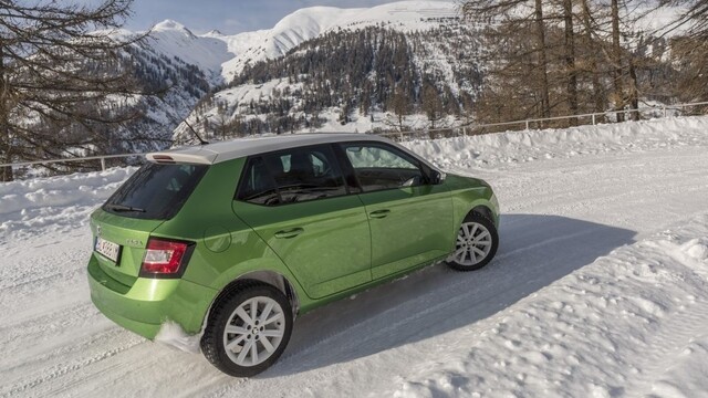 Toyota Auris vs. Seat Leon a veľký test zimných pneumatík