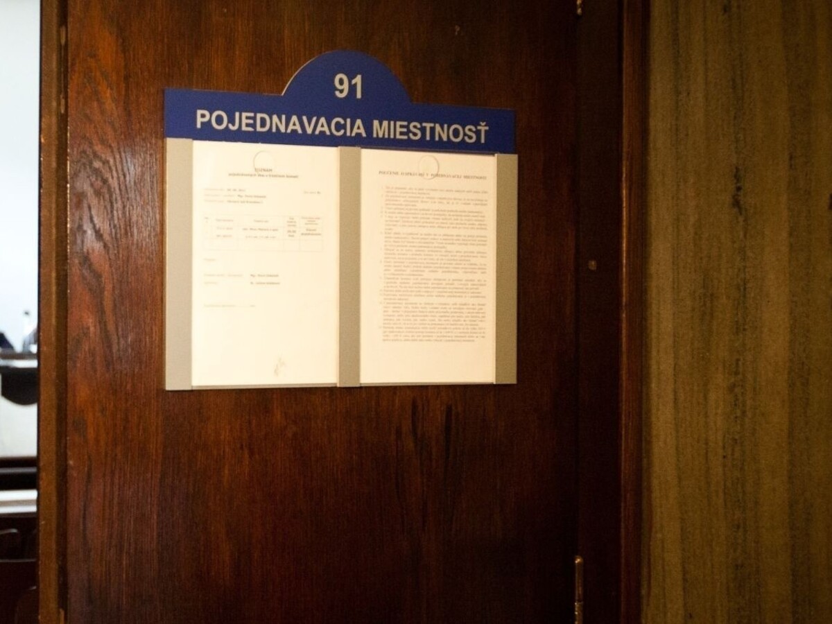 Opoziční poslanci podporujú prezidentov návrh, sudcovia majú v 67 rokoch skončiť